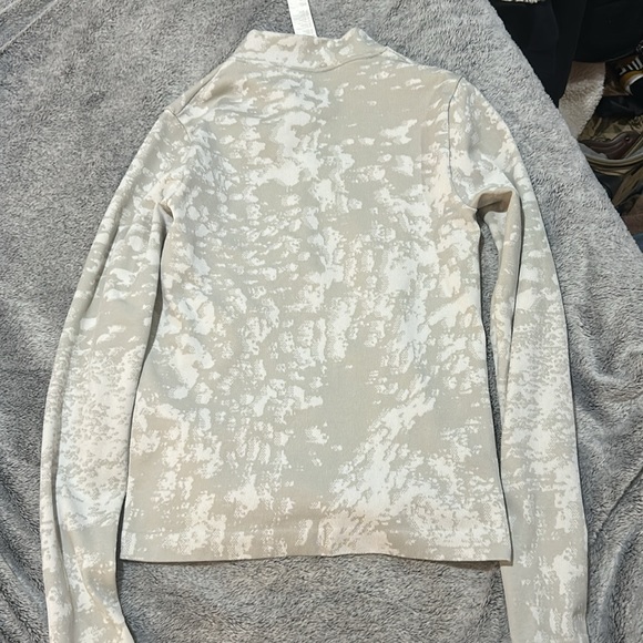 Fabletics 1/4 zip top - Picture 3 of 3